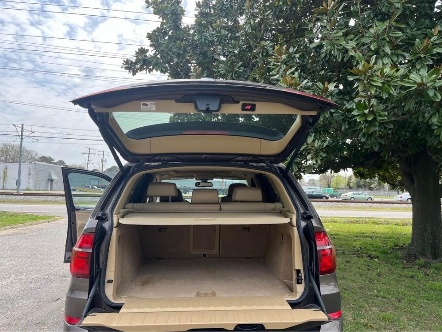 2012 Brown /Tan BMW X5 xDrive 35D (5UXZW0C59CL) with an 3.0 M57 i6 engine, 6 Speed Auto transmission, located at 5700 Curlew Drive, Norfolk, VA, 23502, (757) 455-6330, 36.841885, -76.209412 - Photo#16